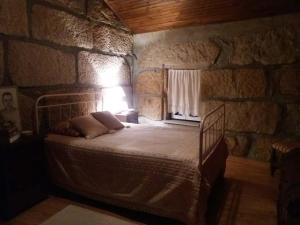 Кровать или кровати в номере Casa do Forno da Aldeia - Serra da Estrela