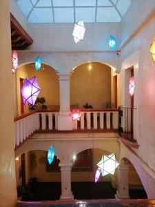 瓦哈卡德華雷斯的住宿－Hotel Boutique Casa Catrina，天花板上灯的建筑