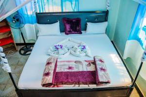 Llit o llits en una habitació de Kilimanjaro Summit Lodge