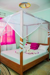 Tempat tidur dalam kamar di Kilimanjaro Summit Lodge