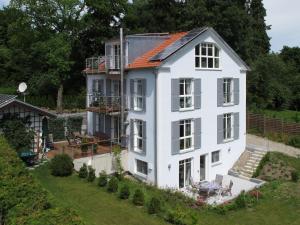 an aerial view of a white house at Ferienwohnung Meding am See in Schondorf am Ammersee