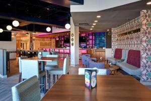 a restaurant with tables and chairs and a bar at Holiday Inn Philadelphia-Cherry Hill by IHG in Cherry Hill