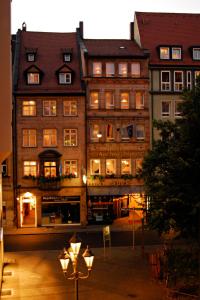 ein großes Gebäude mit Lichtern davor in der Unterkunft Hotel Am Josephsplatz in Nürnberg