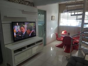 TV a/nebo společenská místnost v ubytování APARTAMENTO ACONCHEGANTE NO CENTRO de Petrolina todo CLIMATIZADO com 4 quartos área gourmet e Wi-fi 300MB
