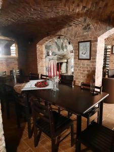 a dining room with a table and a fireplace at Pałac Pacółtówko in Pacółtówko