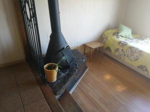 sala de estar con chimenea y cama en Mistral La Herradura, en Coquimbo