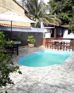 สระว่ายน้ำที่อยู่ใกล้ ๆ หรือใน Casa 6 Suites e Eventos
