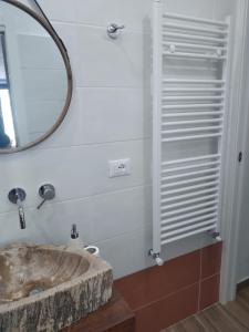 Piccolo Paradiso in pieno centro Rivisondoli في ريفيسوندولي: حمام مع حوض ومرآة