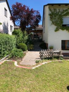 Ein Garten an der Unterkunft Ferienwohnung Tom