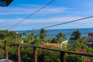 uma varanda com vista para o oceano em Kayu Hotel em El Sunzal