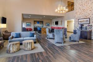 a lobby with a couch and chairs and a bar at Comfort Inn St. Robert/Fort Leonard Wood in Saint Robert