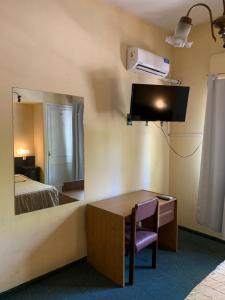 Cama ou camas em um quarto em Palace Hotel Mendoza