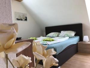 梅德巴赫的住宿－Ferienwohnung Krämershagen，一间卧室配有一张带蓝色床单和枕头的床。