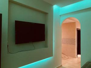 En TV eller et underholdningssystem på الخزامى