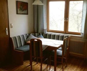 einen Tisch und Stühle in einem Zimmer mit Sofa in der Unterkunft Bauernhof Waira in Yspertal