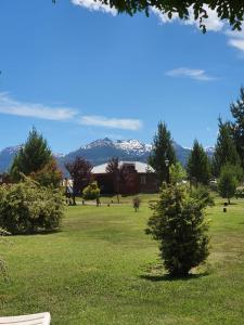 un parque con montañas cubiertas de nieve en el fondo en Cabañas Atrapasueños en Trevelín