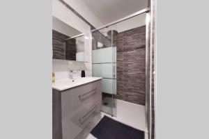 W łazience znajduje się umywalka i prysznic. w obiekcie Cosy Studio 200 m from Nice Beach & Promenade des Anglais w Nicei