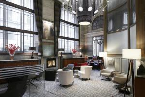 un vestíbulo con una sala de espera con chimenea en Club Quarters Hotel London City, London, en Londres