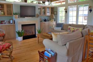 ein Wohnzimmer mit einem Sofa und einem Kamin in der Unterkunft Happy Thoughts Cottage in New Buffalo