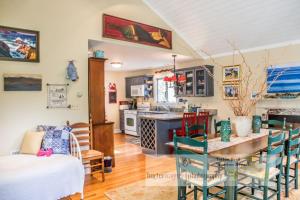 een keuken en een woonkamer met een tafel en stoelen bij Happy Thoughts Cottage in New Buffalo