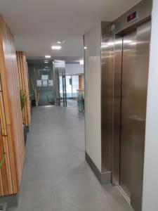 einen leeren Flur in einem Bürogebäude mit Aufzug in der Unterkunft Boreal Solano in Burgos