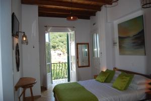 A bed or beds in a room at Pebbles of Kioni