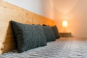 ein Bett mit zwei Kissen darüber in der Unterkunft Relax Zone Vrchovina in Sychrov