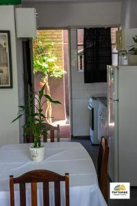 una cocina con una mesa con una planta en Complejo PortoMac, en La Paloma