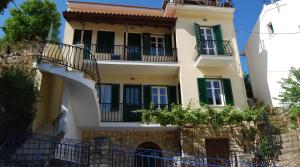 A balcony or terrace at Pebbles of Kioni