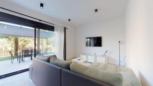 - un salon avec un canapé et une grande fenêtre dans l'établissement Lovely 2-Bed Apartment in Drenje near Rabac, à Labin