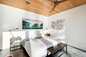 1 dormitorio con 1 cama y 1 mesa en Kingfisher Cove Hideaway, en Anacortes