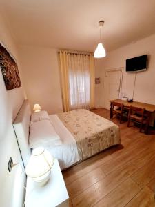 ボローニャにあるNel Sole monolocaleのベッドルーム1室(ベッド1台、テーブル、デスク付)