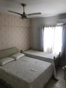 Een bed of bedden in een kamer bij Apto 3 dorm completo - 100m Praia - Meia Praia