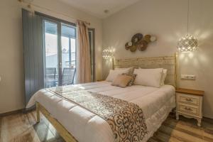 A bed or beds in a room at Naxos Enjoy Apartments