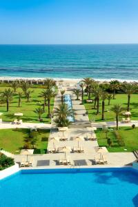 een uitzicht op een resort met een zwembad en het strand bij Iberostar Selection Royal El Mansour in Mahdia