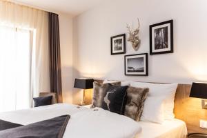 1 dormitorio con 1 cama con sábanas y almohadas blancas en Ostertor Apartments, en Bad Salzuflen