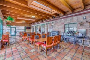 Clarion Inn Sierra Vista near Ft Huachuca tesisinde bir televizyon ve/veya eğlence merkezi