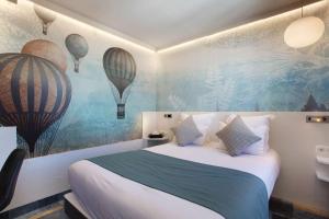 Un pat sau paturi într-o cameră la Hotel Apolonia Paris Mouffetard, Sure Hotel Collection by Best Western