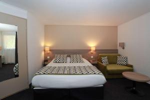 Gulta vai gultas numurā naktsmītnē Sure Hotel by Best Western Limoges Sud