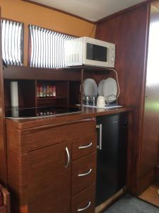 een keuken met een magnetron en een koelkast bij Home Boat in Badalona