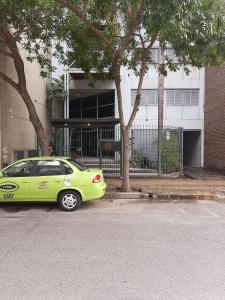 un coche verde estacionado frente a un edificio en Departamento centro Cordoba capital en Córdoba