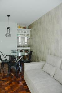 sala de estar con sofá y mesa en Departamento centro Cordoba capital en Córdoba