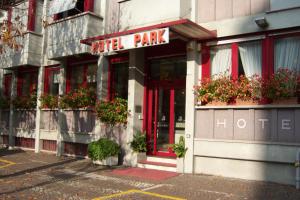 un edificio con un cartello che legge il parco dell'hotel di Park Hotel Meublé a Como