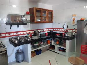 Virtuvė arba virtuvėlė apgyvendinimo įstaigoje Casa na praia de Camurupim a 170 m da praia e a 100 m da Lagoa de Arituba