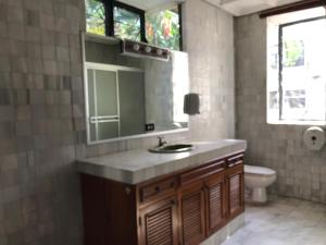Kylpyhuone majoituspaikassa CulturaHumana Guesthouse