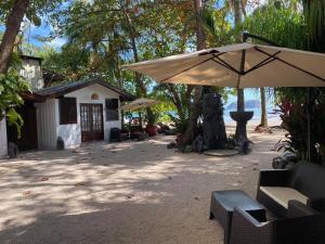 un patio con sombrilla y un edificio en Macao Beach, en Sámara