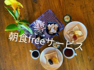 stół z talerzami jedzenia i deserów w obiekcie Hotel Hibisicus w mieście Miyako-jima