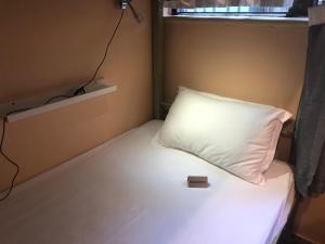 Rúm í herbergi á Hop Inn
