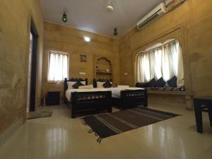 Postel nebo postele na pokoji v ubytování Hotel Royal Haveli