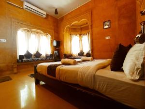 Postel nebo postele na pokoji v ubytování Hotel Royal Haveli